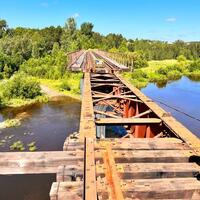 Замена мостового бруса на железнодорожном мосту через реку Салда